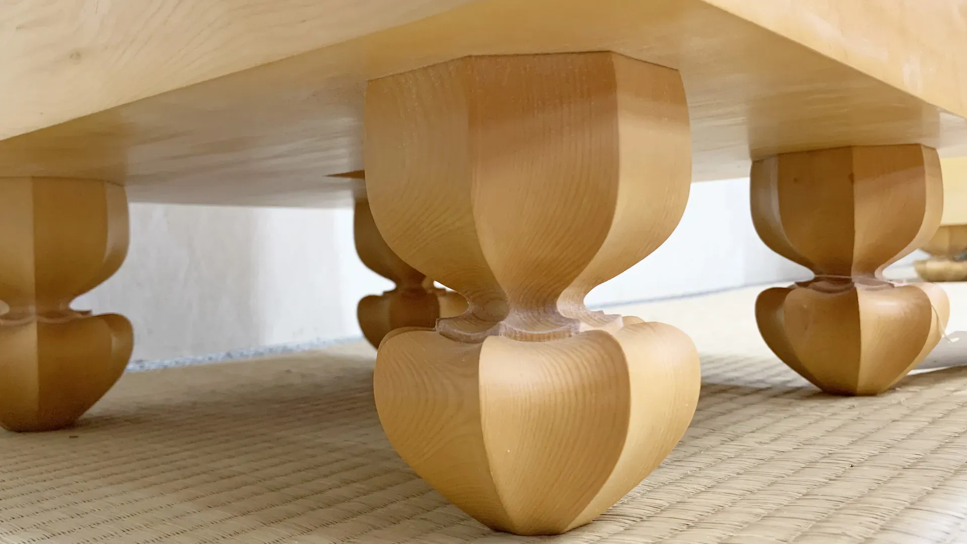 碁盤を支える脚も歳月を重ねるとぐらつくこともある