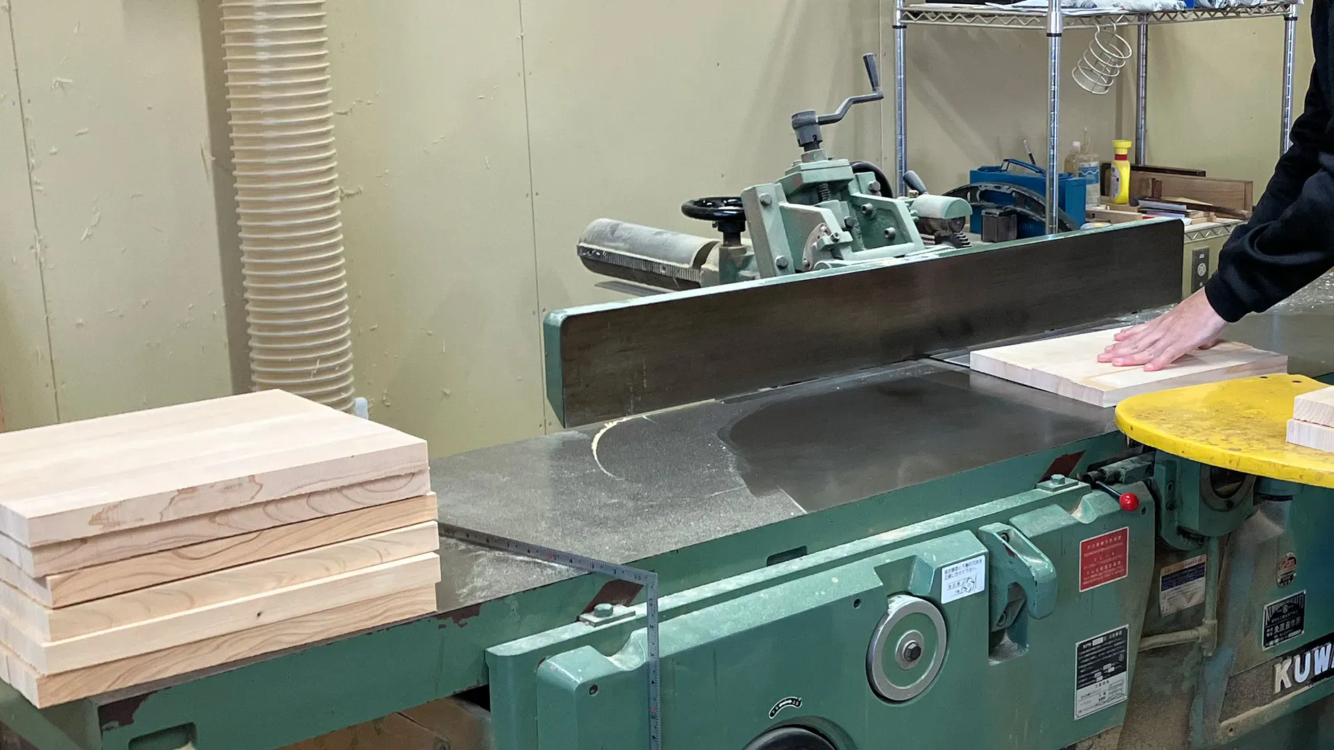 まな板作り。継ぎ合わせた板の面を綺麗に整える